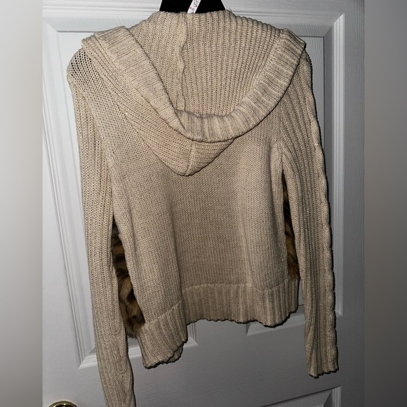 Girls cream colored cheetah sweater - Picture 3 of 4